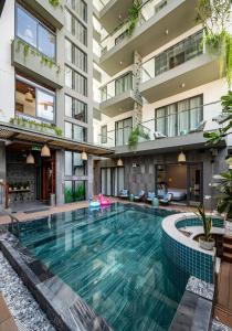 uma piscina interior no meio de um edifício em The Kila Boutique Hotel em Quy Nhon