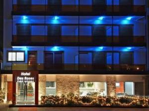 een gebouw met blauwe lichten erop bij Hotel Des Roses in Athene