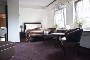 イノヴロツワフにあるWilla Józefinaのベッドルーム1室(ベッド1台、テーブル、椅子付)