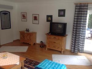 una sala de estar con TV en un tocador de madera en Freudenmacher, en Sankt Ulrich am Pillersee