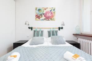 a bedroom with a bed with two pillows on it at Apartments Warsaw Browarna by Renters in Warsaw