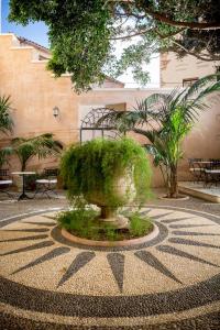 una fuente en medio de un patio en Casa Delfino Hotel & Spa, en La Canea