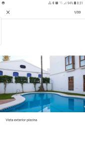 una imagen de una piscina frente a un edificio en Atico padre Aldama, en Sanlúcar de Barrameda