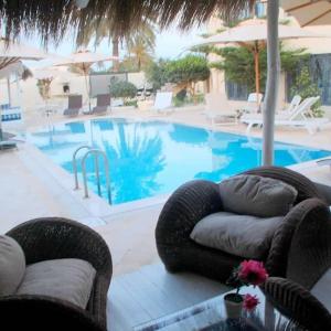 - une piscine avec deux canapés et un canapé devant dans l'établissement Appartement Touta écologique familial, à Ḩawmat al Badawīyīn