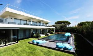 una casa con piscina en el patio en VILLA MIAMI en Les Issambres