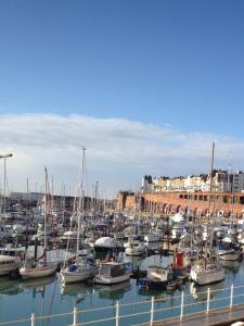 Um monte de barcos estão ancorados num porto. em The Royal Oak Hotel em Ramsgate