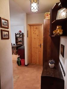 - un couloir avec une porte en bois dans l'établissement Appartamento arredato con angolo cottura, à Argentera
