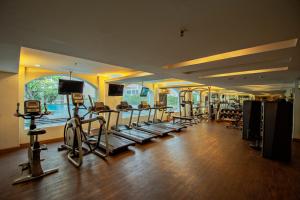 un gimnasio con un montón de cintas de correr y equipo cardiovascular en Grand Zuri BSD City, en Serpong