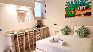mały pokój z łóżkiem i kuchnią w obiekcie Le Marangi Getaway Suite w mieście Martina Franca