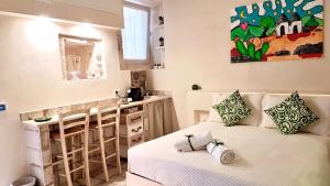 a small room with a bed and a kitchen at Le Marangi Getaway Suite in Martina Franca