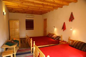 - une chambre avec un lit et une table dans l'établissement Pelican Birding Guest House, à Vetren