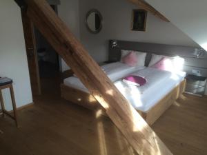 Postel nebo postele na pokoji v ubytování Zum Hirschen - hotel & gasthaus beim stöckeler