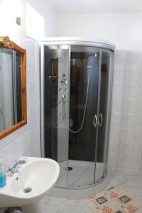 W łazience znajduje się prysznic i umywalka. w obiekcie Csengettyűs Vendégház w mieście Cered