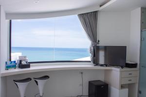TV a/nebo společenská místnost v ubytování BEACH FRONT VILLA