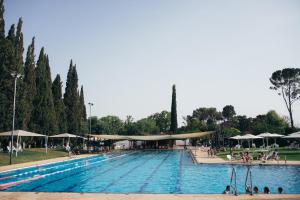 בריכת השחייה שנמצאת ב-מלון פסטורל - כפר בלום או באזור