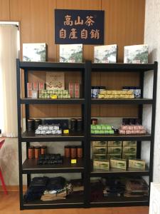 un estante lleno de diferentes tipos de alimentos en Lanting Yazhu B&B, en Renai
