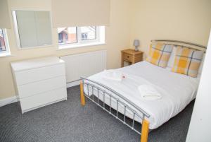 Un pat sau paturi într-o cameră la Willoughby House Beeston Nottingham