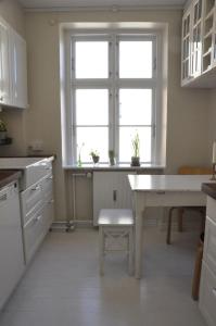 コペンハーゲンにあるApartmentInCopenhagen Apartment 331の窓、テーブル付きのキッチンが備わります。