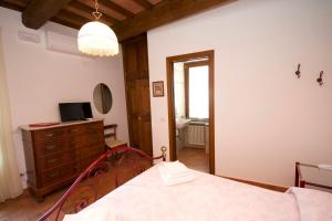 a bedroom with a bed and a dresser and a mirror at Il Gallo Nero in Viterbo