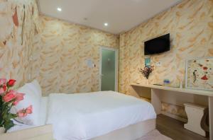 Кровать или кровати в номере Nắng Chiều Central Hotel