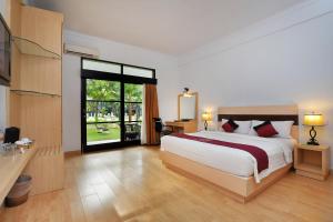 Ein Bett oder Betten in einem Zimmer der Unterkunft Puri Saron Hotel Seminyak