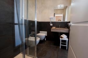 Koupelna v ubytování Brichett Deluxe Rooms
