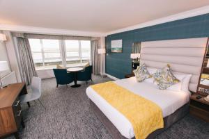 Giường trong phòng chung tại Grand Hotel