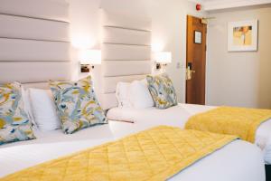 Giường trong phòng chung tại Grand Hotel