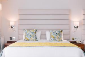 Giường trong phòng chung tại Grand Hotel
