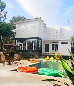 ein Haus mit Pool davor in der Unterkunft Villa Herrera Puncak in Puncak