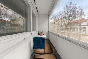庫奧皮奧的住宿－Kotimaailma Kuopio，一个带桌子和窗户的空阳台