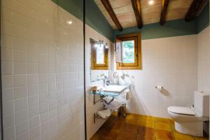 a bathroom with a toilet and a sink at Bajo El Cejo in El Berro