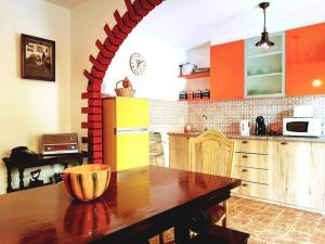 una cocina con una mesa de madera y un arco. en Casa do Lagar, en Óbidos 46 fotos más