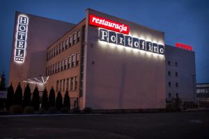 ヴウォツワヴェクにあるHotel Portofinoの側面に看板がある建物