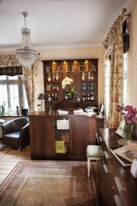 イノヴロツワフにあるWilla Józefinaのカウチとテーブル付きの客室内のバー
