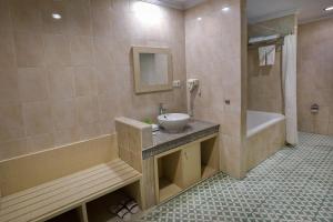 Ein Badezimmer in der Unterkunft Puri Saron Hotel Seminyak