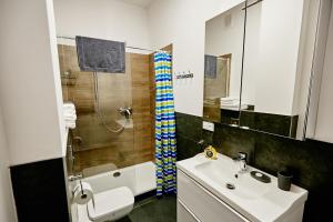 a bathroom with a sink and a shower and a toilet at Żółty Apartament DE LUX dla 2 osób Chorzów Katowice in Chorzów