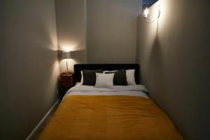 Posteľ alebo postele v izbe v ubytovaní Żółty Apartament DE LUX dla 2 osób Chorzów Katowice