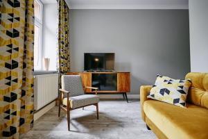 Televízia a/alebo spoločenská miestnosť v ubytovaní Żółty Apartament DE LUX dla 2 osób Chorzów Katowice