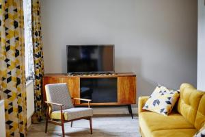 Televízia a/alebo spoločenská miestnosť v ubytovaní Żółty Apartament DE LUX dla 2 osób Chorzów Katowice