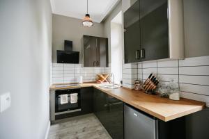 Kuchyňa alebo kuchynka v ubytovaní Żółty Apartament DE LUX dla 2 osób Chorzów Katowice + 7 fotografií