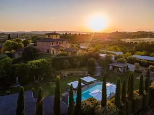an aerial view of a villa with a pool and trees at Il Casale Del Marchese in Bettolle