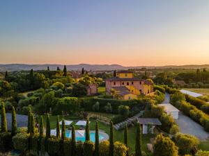 una vista aérea de una finca con piscina y árboles en Il Casale Del Marchese, en Bettolle