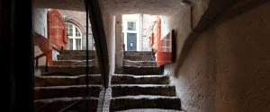 un gruppo di scale in un edificio con finestra di Hotel Beijers a Utrecht