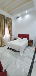 1 dormitorio con 1 cama blanca grande en una habitación en Apartamento Tendillas, en Córdoba
