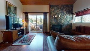 Μια τηλεόραση ή/και κέντρο ψυχαγωγίας στο Snowcreek 638 Apartment