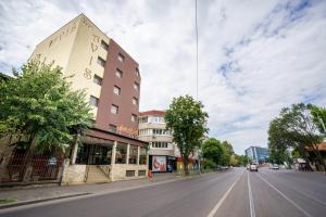 une rue avec un bâtiment sur le côté de la route dans l'établissement Avis Hotel By WS Group, à Bucarest