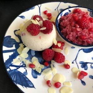 un plato con un postre y un tazón de bayas en De Porrepoele, en Alteveer