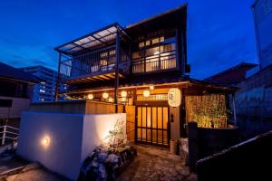 長崎的住宿－Oyado - Vacation STAY 92345，一座带阳台的建筑
