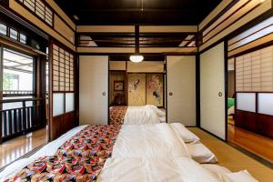 um quarto com duas camas num quarto em Oyado - Vacation STAY 92345 em Nagasaki